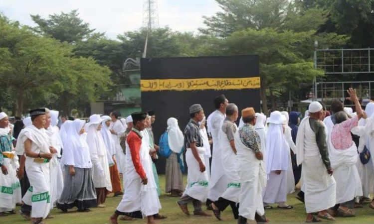 Jamaah calon haji mengikuti manasik haji di Alun-alun Situbondo, Jawa Timur, Senin (12/6/2023). (ANTARA/Novi Husdinariyanto)