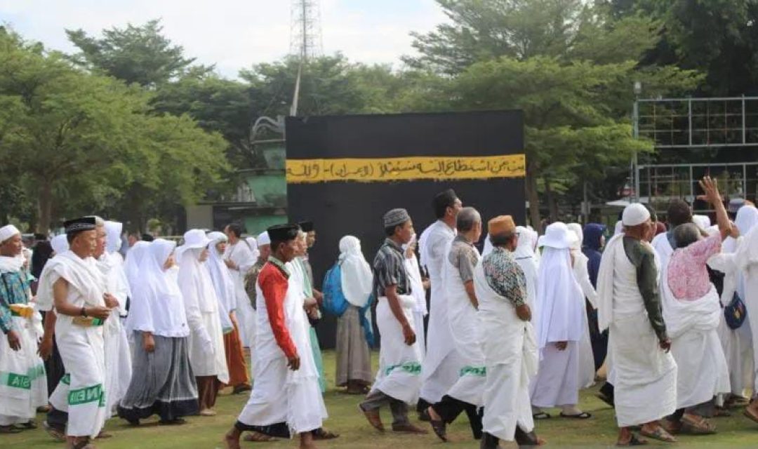 Jamaah calon haji mengikuti manasik haji di Alun-alun Situbondo, Jawa Timur, Senin (12/6/2023). (ANTARA/Novi Husdinariyanto)