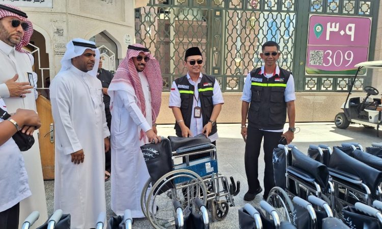 Penyerahan bantuan kursi roda dari pengurus Masjid Nabawi ke Daker Madinah