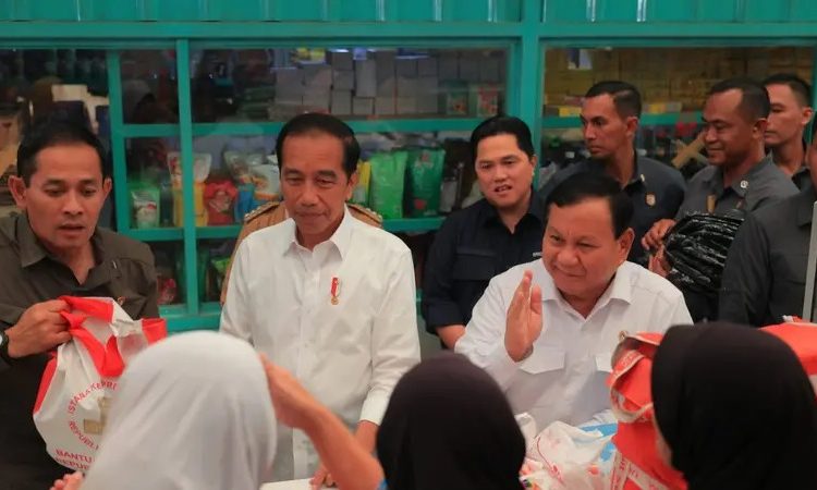 Ekspresi Jokowi saat disambut emak-emak di Malang, Jawa Timur.