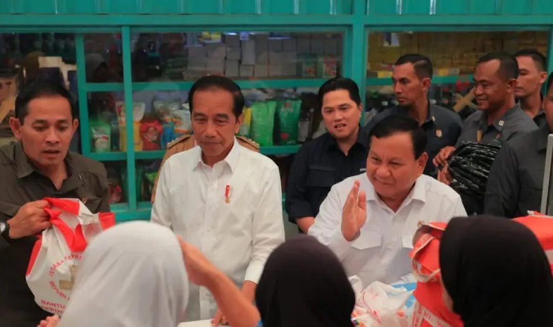 Ekspresi Jokowi saat disambut emak-emak di Malang, Jawa Timur.