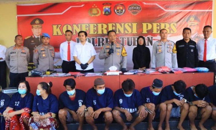 Satreskrim Polres Tuban gelar konferensi pers soal mucikari ketangkap.