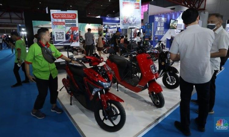 ejumlah motor listrik dari berbagai jenis merk di tampilkan dalam pameran (Foto: CNBC)