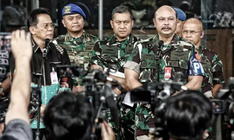 Komandan Pusat Polisi Militer (Danpuspom) TNI Marsda TNI Agung Handoko (kanan), bersama Wakil Ketua KPK Johanis Tanak (tiga kiri), memberikan keterangan kepada wartawan usai melakukan pertemuan di Gedung Merah Putih KPK, Jakarta, Jumat 28 Juli 2023. (Foto: Berita Satu)