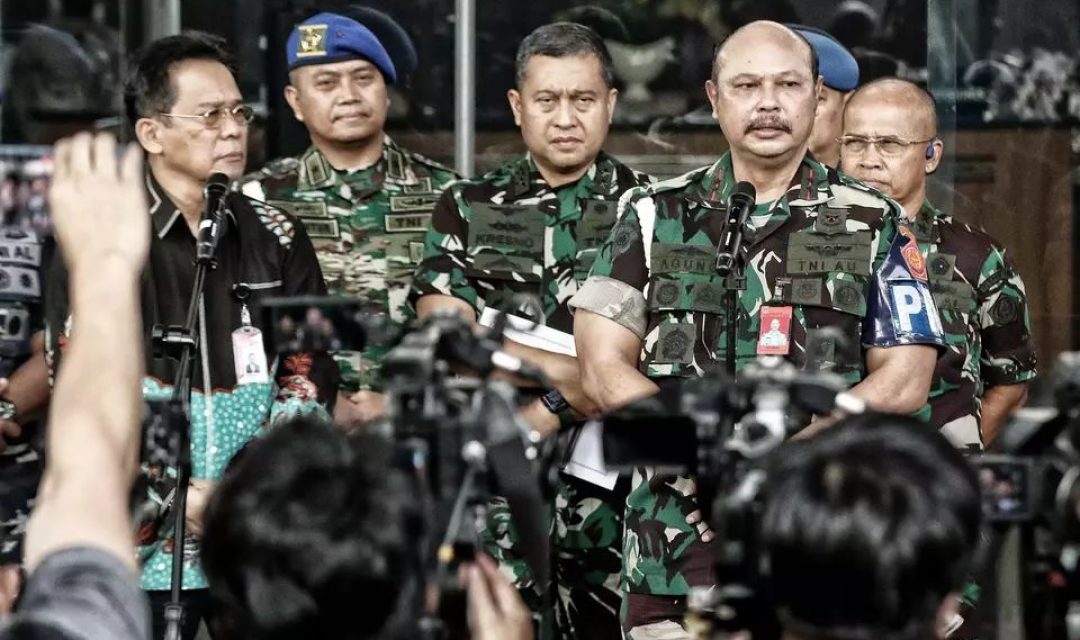 Komandan Pusat Polisi Militer (Danpuspom) TNI Marsda TNI Agung Handoko (kanan), bersama Wakil Ketua KPK Johanis Tanak (tiga kiri), memberikan keterangan kepada wartawan usai melakukan pertemuan di Gedung Merah Putih KPK, Jakarta, Jumat 28 Juli 2023. (Foto: Berita Satu)