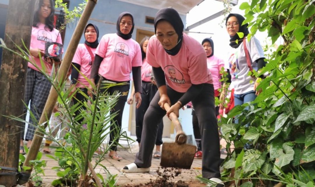 Sukarelawan Srikandi Ganjar Banten mengadakan kegiatan pembagian bibit tanaman buah-buahan bersama Komunitas Armada di RT 07/RW 01, Kelurahan Pondok Karya, Kecamatan Pondok Aren, Tangerang Selatan, Banten (Foto: rm.id)