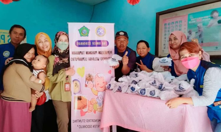 Pemberian makanan tambahan bergizi persembahan IKA Unair Sidoarjo untuk tekan stunting (Dok. Istimewa)