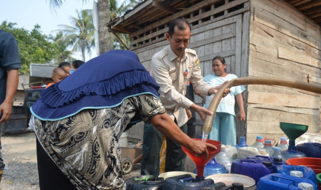 Kepala BPBD Banten, Nana Suryana turun langsung menyalurkan bantuan air bersih untuk warga Margaluyu, Kota Serang. (Foto: Antara)