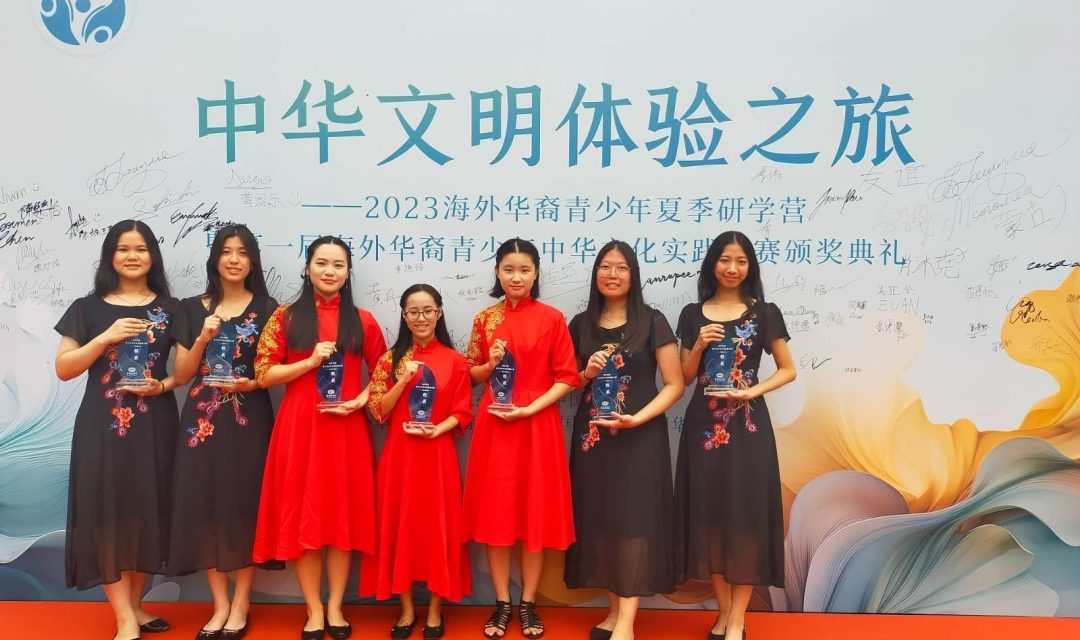 Tujuh mahasiswi Chinese Department UK Petra Surabaya usai menerima juara 2 di Beijing (Foto: beritajatim.com)