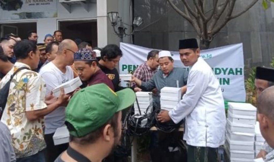 LAZISNU dalam kegiatan Jumat Berbagi bersama warga. (Foto: NU Online)