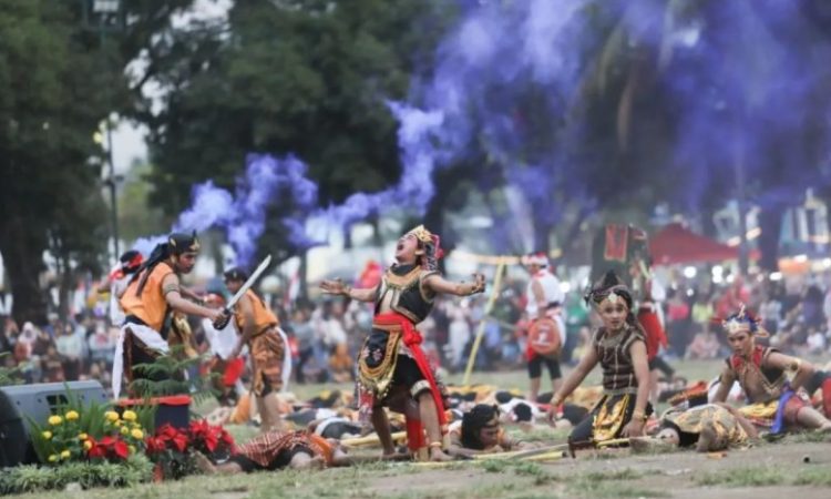 Drama Kolosal di upacara penurunan bendera di Jember (Foto: ANTARA)