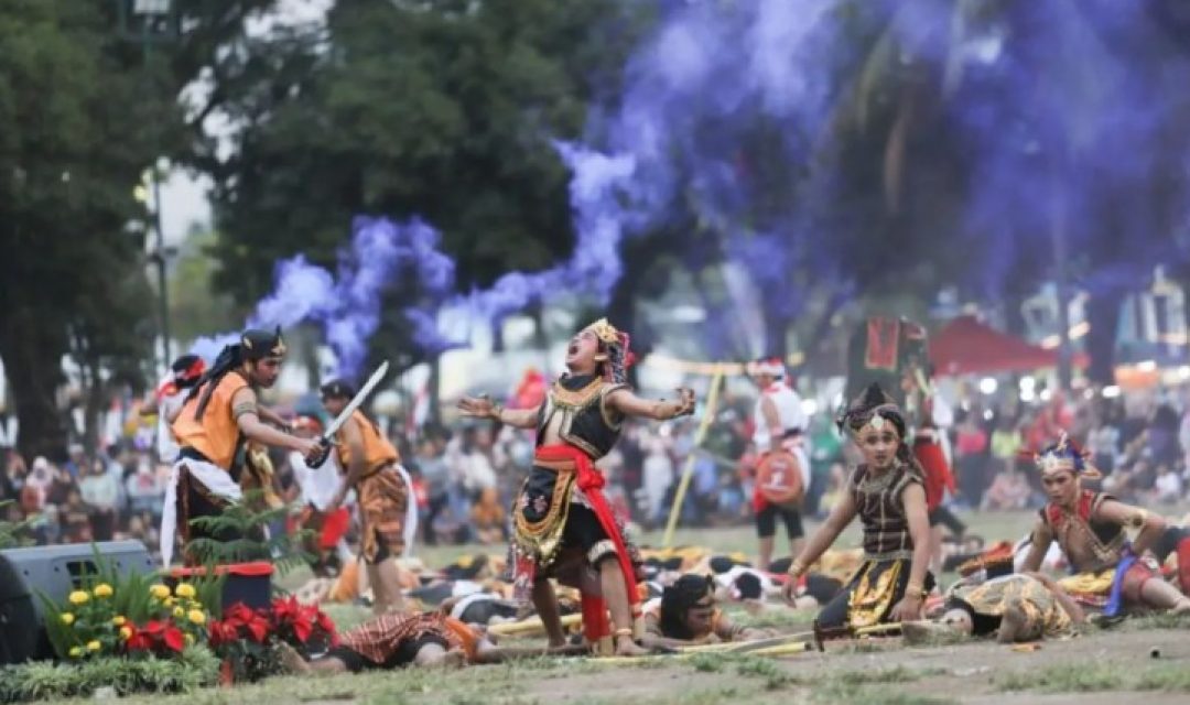 Drama Kolosal di upacara penurunan bendera di Jember (Foto: ANTARA)