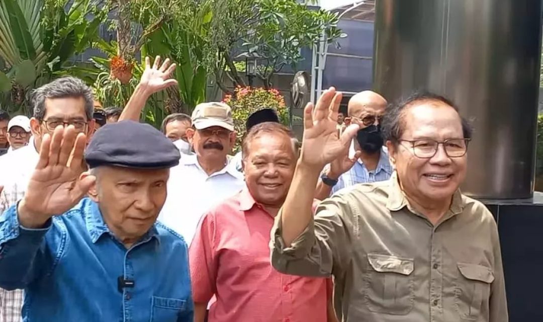 Tokoh nasional Rizal Ramli, Amien Rais, beserta rombongan mendatangi markas Komisi Pemberantasan Korupsi atau KPK, Jakarta. (Beritasatu.com)