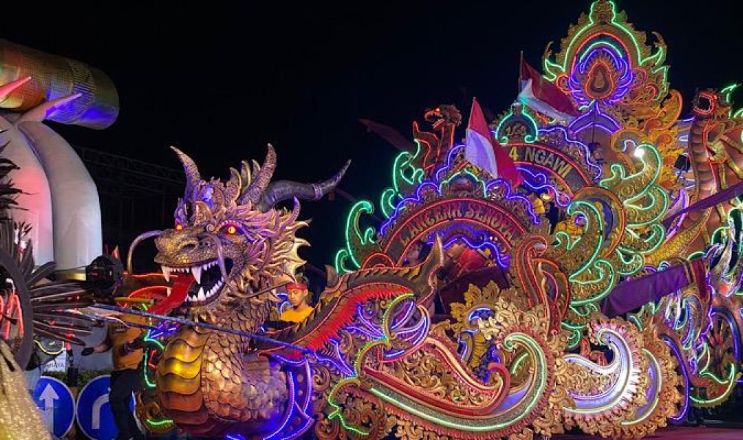 Kemeriahan Ngawi Night Carnival yang menyajikan kebudayaan lokal Kabupaten Ngawi (foto: AULA/ Hikam)