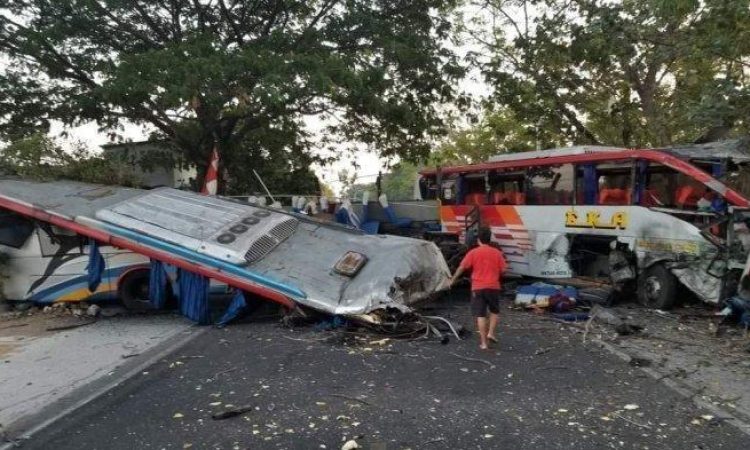 Kecelakaan maut Bus Sugeng Rahayu vs Bus Eka Cepat di Ngawi. (Foto: Tribun Jateng)