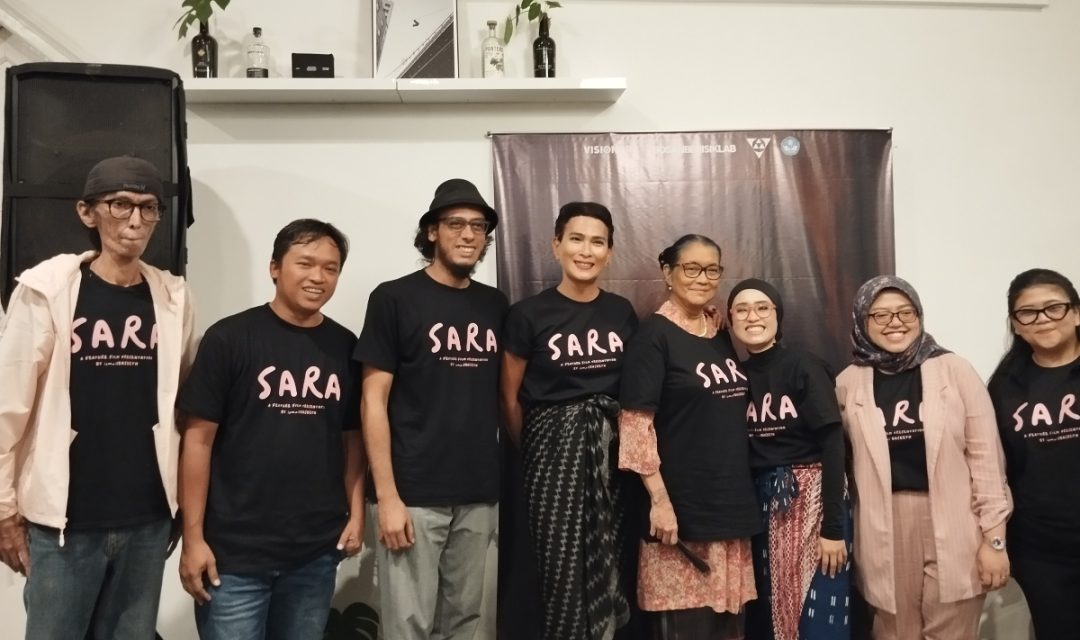 Tim produksi dan para pemain film "SARA". (Foto: Okezone)