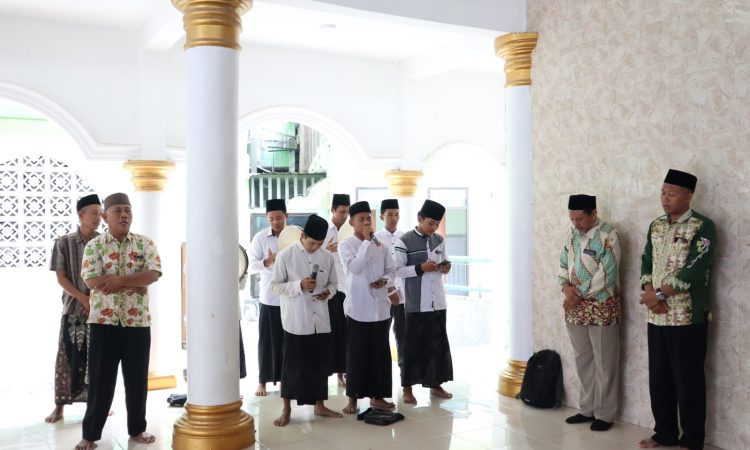 UNUGIRI menyelenggarakan acara Maulid Nabi Muhammad.