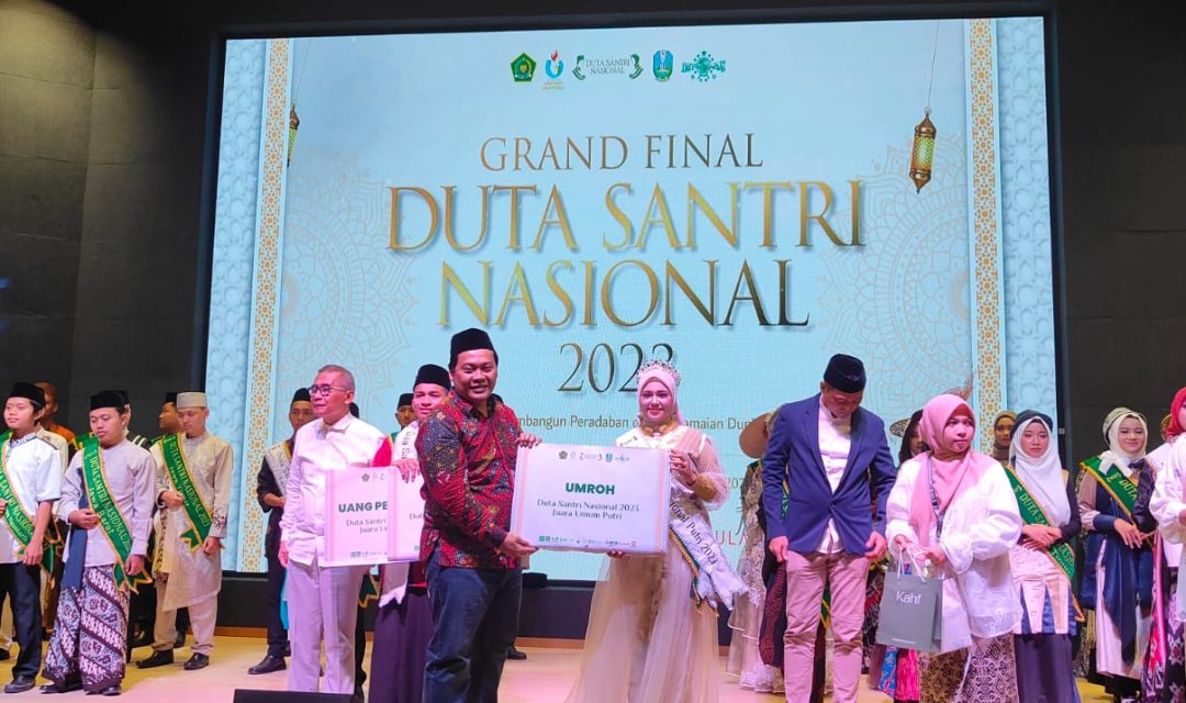 Ceo Chatour Travel Bpk H. Muhibbin Billah memberikan voucher paket Umroh kepada Duta Santri 2023