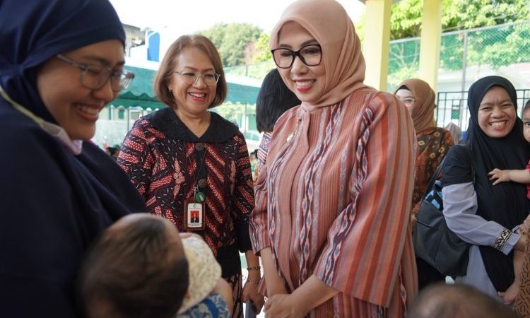 Penasehat Dharma Wanita Persatuan (DWP) Kementerian Kesehatan RI, Ida Budi Gunadi dalam lawatannya ke Batam