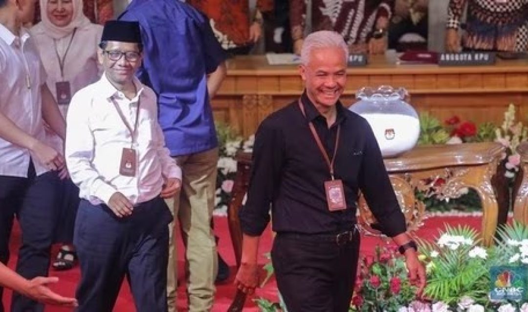 Pasangan capres-cawapres Ganjar Pranowo dan Mahfud MD saat menghadiri acara pengundian nomor urut Capres-Cawapres di Kantor KPU RI, Jakarta, Selasa (14/11/2023). (CNBC Indonesia/Faisal Rahman)