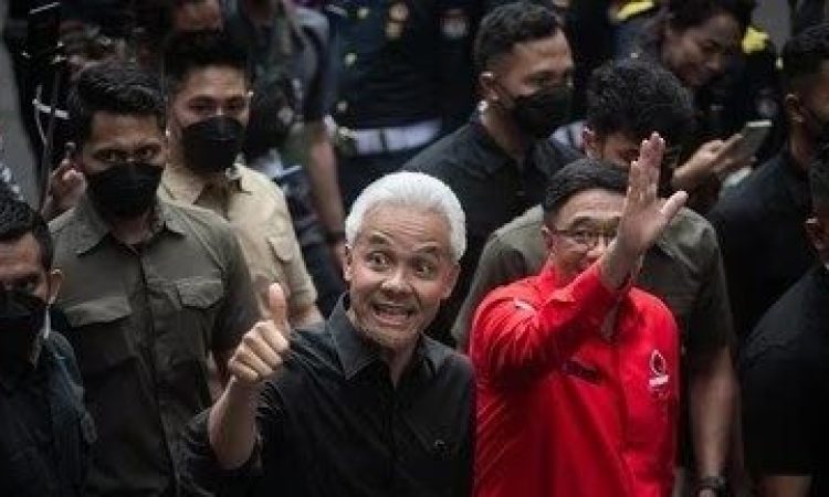 Capres nomor urut 3 Ganjar Pranowo di Kantor KPU, Jakarta, Senin (27/11). (CNN Indonesia/Adi Maulana Ibrahim)