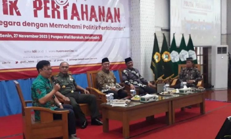 Juru bicara Menteri Pertahanan Republik Indonesia Dahnil Anzar Simanjuntak memberikan literasi pertahanan ke Pesantren Wali Barokah Kediri. (Foto: ANTARA)