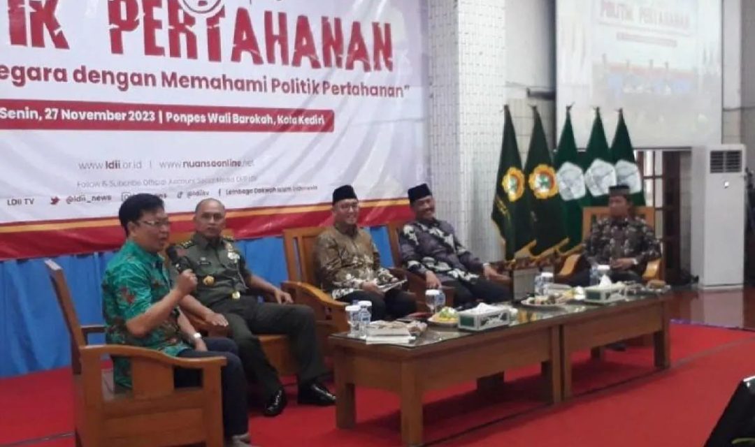 Juru bicara Menteri Pertahanan Republik Indonesia Dahnil Anzar Simanjuntak memberikan literasi pertahanan ke Pesantren Wali Barokah Kediri. (Foto: ANTARA)