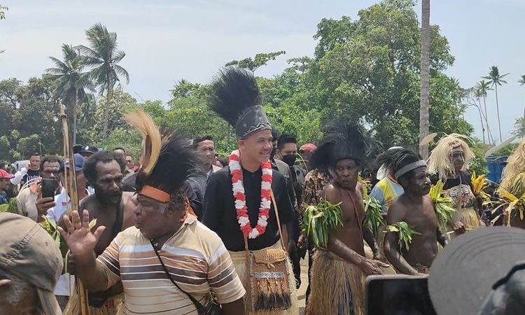 Calon presiden nomor urut tiga, Ganjar Pranowo tiba di Desa Waninggap Nanggo, Distrik Semangga, Merauke Papua Selatan, Selasa (28/11/2023) siang disambut tarian adat khas Papua, Gatzi.(KOMPAS.com/NICHOLAS RYAN ADITYA)