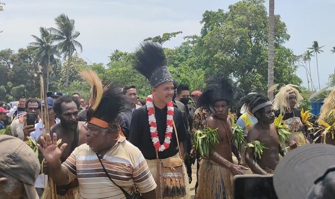 Calon presiden nomor urut tiga, Ganjar Pranowo tiba di Desa Waninggap Nanggo, Distrik Semangga, Merauke Papua Selatan, Selasa (28/11/2023) siang disambut tarian adat khas Papua, Gatzi.(KOMPAS.com/NICHOLAS RYAN ADITYA)