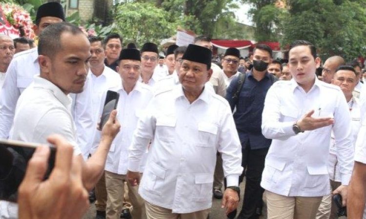 Capres Prabowo Subianto bersama para relawan. (Foto: tribunnews.com)