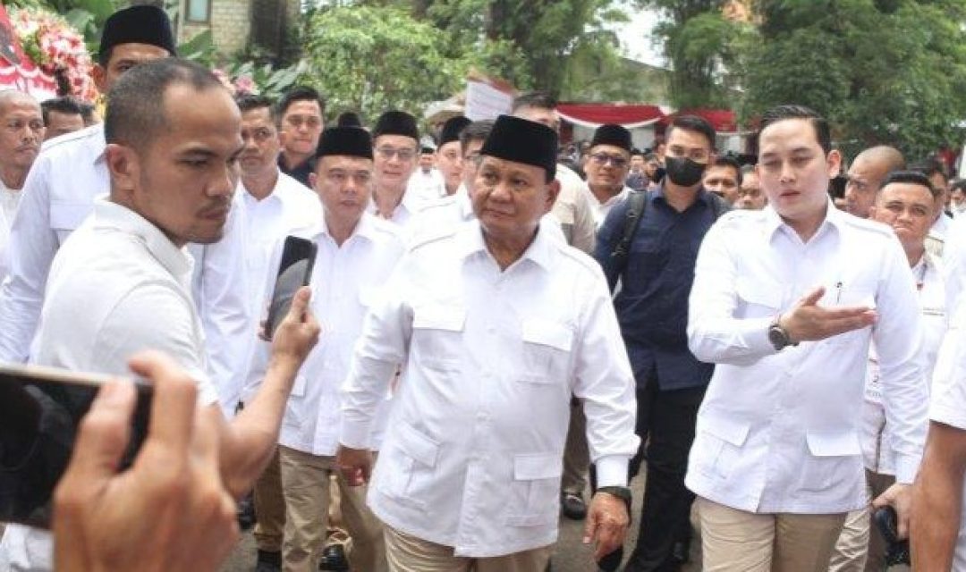 Capres Prabowo Subianto bersama para relawan. (Foto: tribunnews.com)