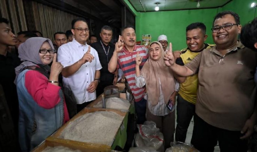 Anies Baswedan saat berkunjung ke Pasar Baru Rengkasdengklok, Kabupaten Karawang Jawa Barat. (Foto: Istimewa)