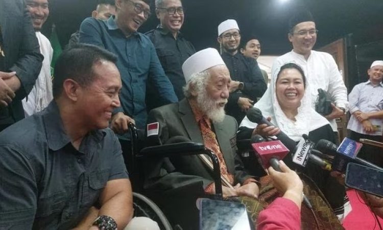 Foto: Abuya Muhtadi nyatakan dukungan ke Ganjar-Mahfud (Sholihin/detikcom)