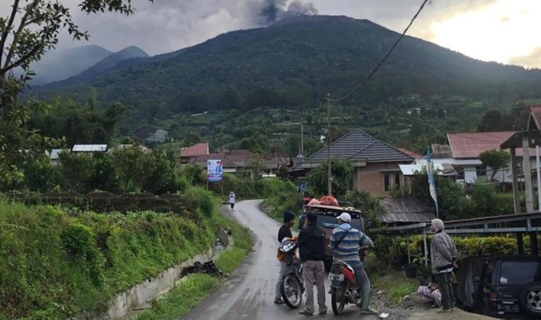 Proses evakuasi pendaki di Gunung Marapi terhambat. (Foto: detik.com)