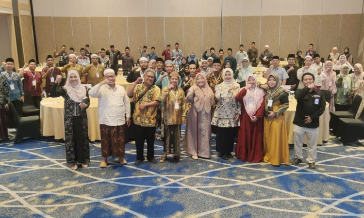 Kepala Disperpusip Jatim, Ir. Tiat S. Suwardi, MSi bersama Wakil Ketua Komisi E DPRD Jatim Hj. Hikmah Bafaqih saat foto dengan para santri di acara Sosialisasi Literasi Ponpes di H. Samator, Surabaya.