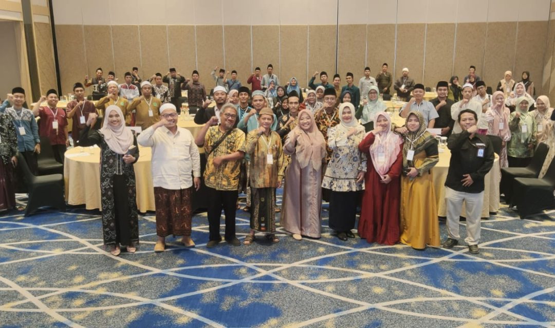 Kepala Disperpusip Jatim, Ir. Tiat S. Suwardi, MSi bersama Wakil Ketua Komisi E DPRD Jatim Hj. Hikmah Bafaqih saat foto dengan para santri di acara Sosialisasi Literasi Ponpes di H. Samator, Surabaya.