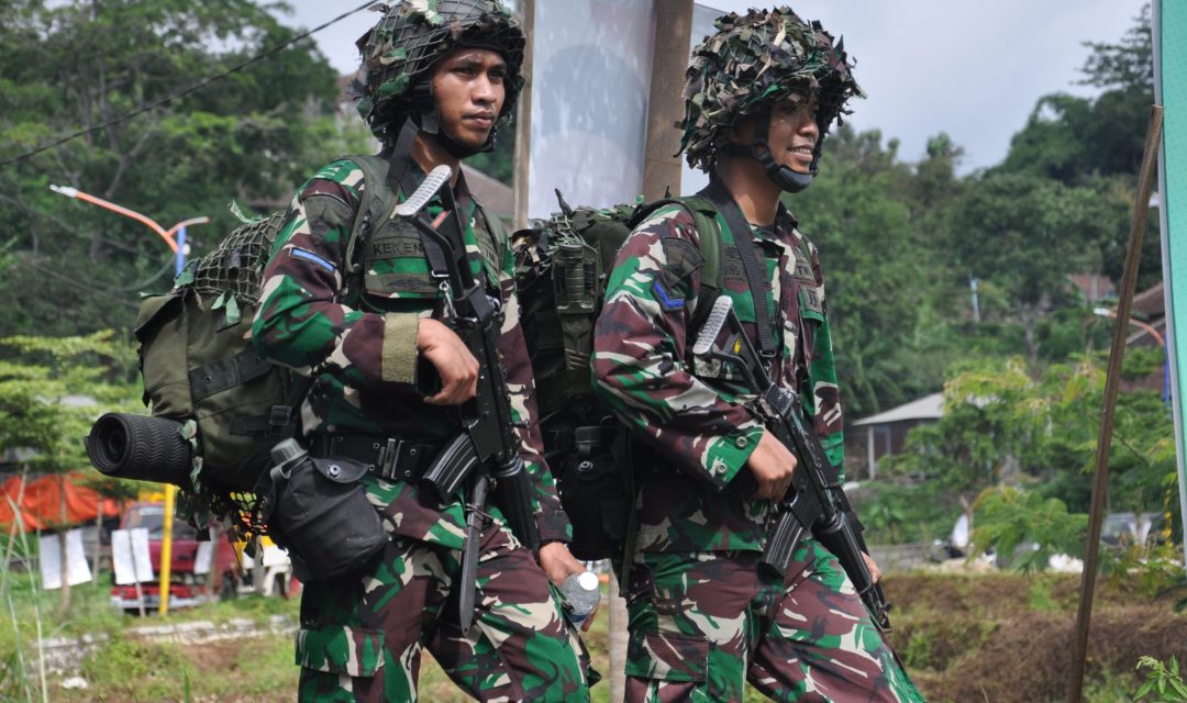 Momen Ketika Prajurit Yonzeni 2 Marinir Susuri Jalan Terjal Dan Berkabut Lereng Gunung Lawu