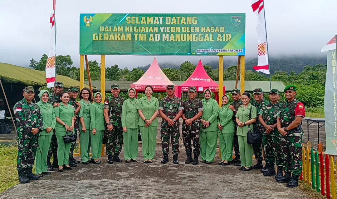 Pangdam XVII/Cen Mayjen TNI Izak Pangemanan dan Seluruh pejabat jajaran Kodam XVII/Cenderawasih serta Ketua Persit Kartika Chandra Kirana Daerah XVII/Cend dan Satgas Pamtas RI-PNG Yonif 122/TS