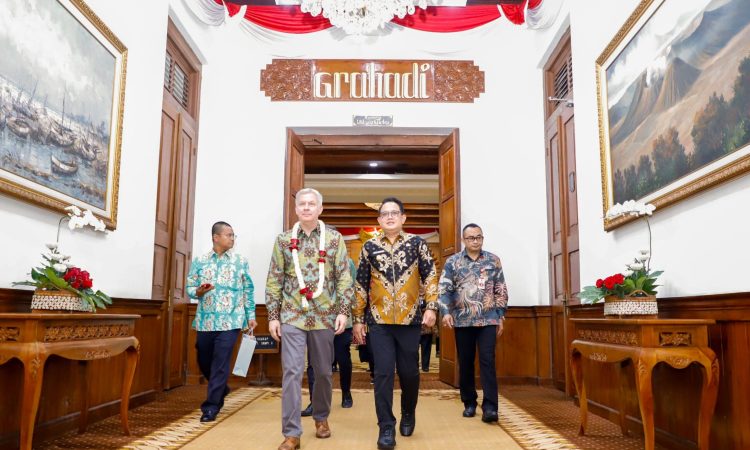 Pejabat (Pj) Gubernur Jawa Timur Adhy Karyono menerima kunjungan kerja Duta Besar Kanada Untuk Indonesia dan Timor Leste Jess Dutton di Gedung Negara Grahadi, Surabaya, Senin (26/2).