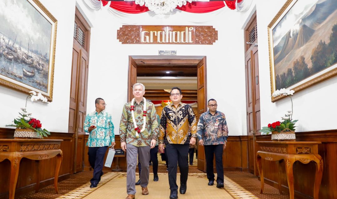 Pejabat (Pj) Gubernur Jawa Timur Adhy Karyono menerima kunjungan kerja Duta Besar Kanada Untuk Indonesia dan Timor Leste Jess Dutton di Gedung Negara Grahadi, Surabaya, Senin (26/2).