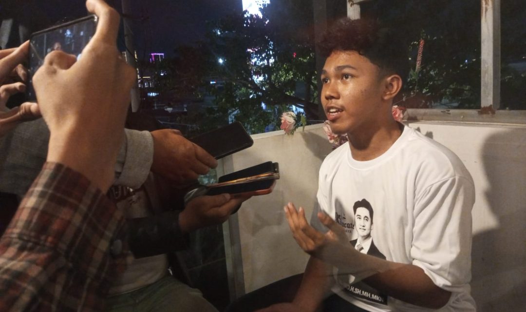 Dion ketua Pelajar Solidaritas Indonesiamemberi keterangam kepada media