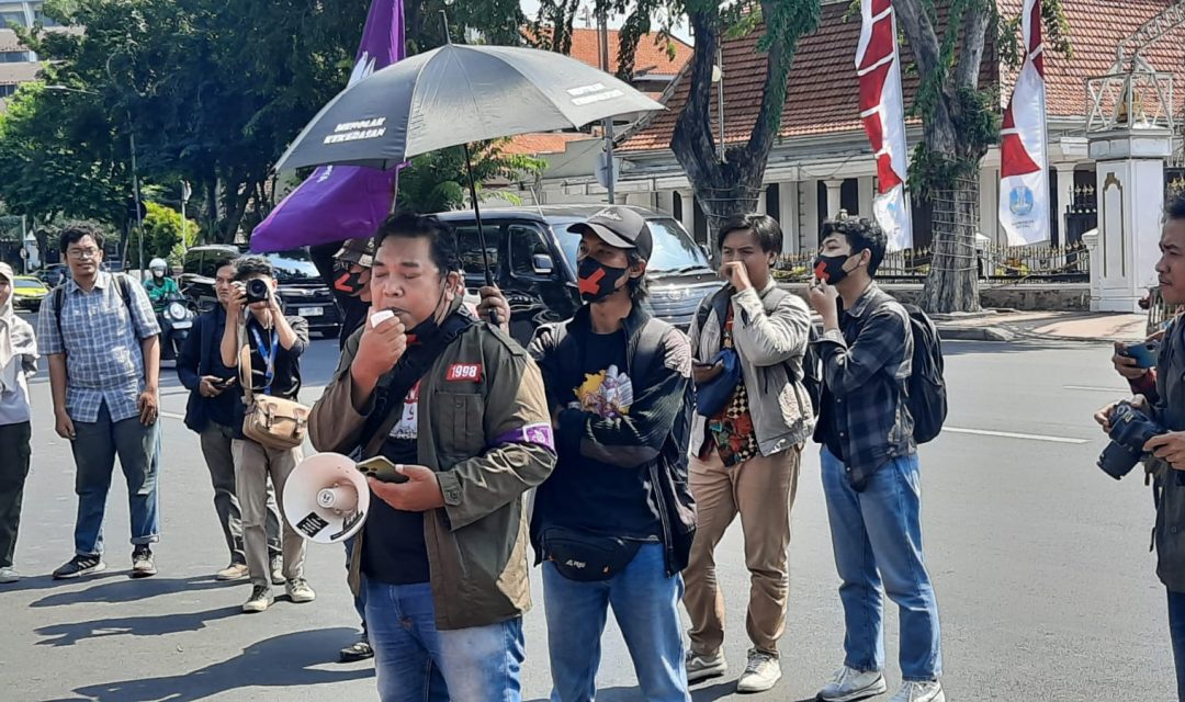 Unjuk Rasa Tolak RUU Penyiaran di depan Gedung Grahadi, Selasa (28/5/2024). (Foto: Istimewa)