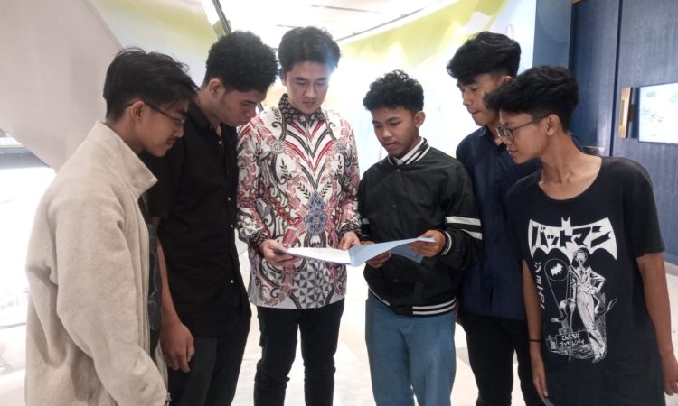 Pelajar Solidaritas Indonesia memberikan akta deklarasi kepada Richard Hadiwiyanto untuk pilkada Surabaya 2024 di Tunjungan Plaza, Selasa 28/05/2024