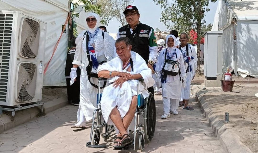 Jamaah Haji saat tiba di Arafah, menuju tenda-tenda tempat mereka wukuf. (Foto: MCH 2024)