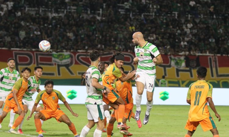 Tandukan mohamed rashid buka kemenangan Persebaya.