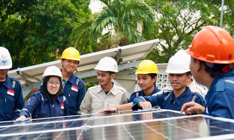 Istimewa_foto_Mahasiswa ITPLN melakukan pembelajaran panel surya di Kampus ITPLN.