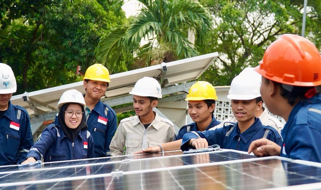 Istimewa_foto_Mahasiswa ITPLN melakukan pembelajaran panel surya di Kampus ITPLN.