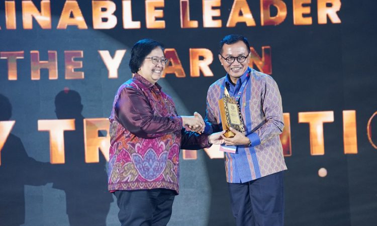 Menteri Lingkungan Hidup dan Kehutanan (LHK), Siti Nurbaya (kiri) saat menyerahkan penghargaan Sustainable Leader of The Year in Energy Transition di ajang Lestari Award 2024 kepada Direktur Utama PLN Darmawan Prasodjo yang diwakili oleh Sekretaris Perusahaan PLN Alois Wisnuhardana (kanan) di Jakarta, Rabu (21/8).