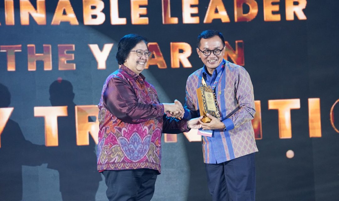 Menteri Lingkungan Hidup dan Kehutanan (LHK), Siti Nurbaya (kiri) saat menyerahkan penghargaan Sustainable Leader of The Year in Energy Transition di ajang Lestari Award 2024 kepada Direktur Utama PLN Darmawan Prasodjo yang diwakili oleh Sekretaris Perusahaan PLN Alois Wisnuhardana (kanan) di Jakarta, Rabu (21/8).