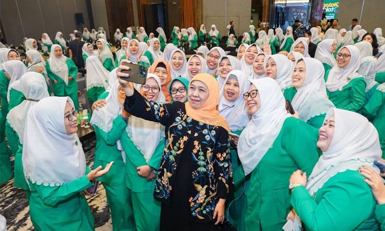 Khofifaf bersama Ketua Umum Fatayat NU Margaret Aliyatul Maimunah dan peserta Konferwil Fatayat NU Jatim